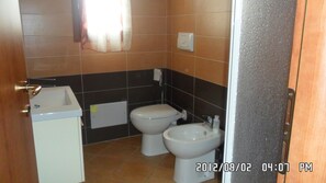 Douche, sèche-cheveux, bidet