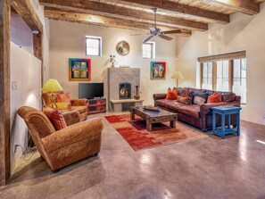 Smart TV, fireplace - Casa Silvio | Luxe Retreat on Canyon Road (Santa Fe)
