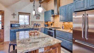 Een koelkast, een oven, een kookplaat, een vaatwasser