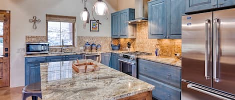 Réfrigérateur, un four, surface de cuisson, lave-vaisselle