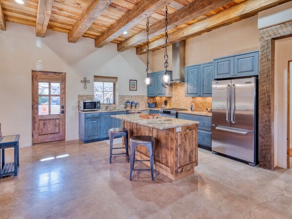 Fridge, oven, stovetop, dishwasher - Casa Silvio | Luxe Retreat on Canyon Road (Santa Fe)