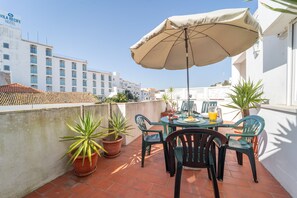Outdoor dining - Lena`s Beach House by HelloVacations (Albufeira)