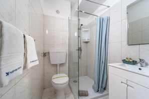 Shower, towels, toilet paper - Lena`s Beach House by HelloVacations (Albufeira)