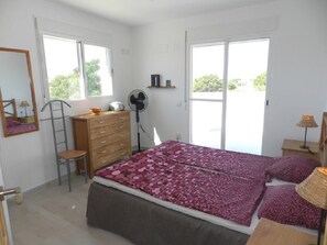 2 makuuhuonetta, silitysrauta/-lauta, ilmainen Wi-Fi, vuodevaatteet