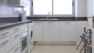 Een koelkast, een magnetron, een oven, een koffiezetapparaat/waterkoker