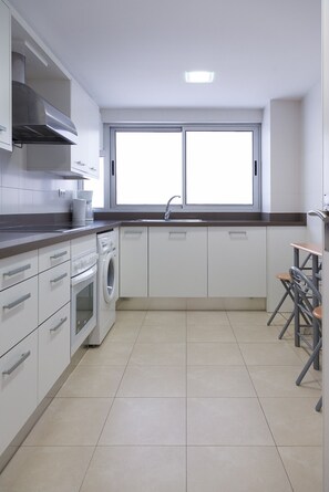 Een koelkast, een microgolfoven, een oven