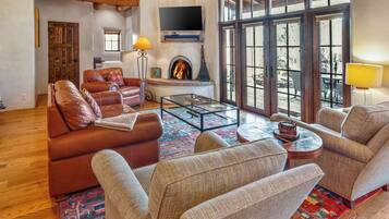 Smart TV, fireplace, Netflix, streaming services