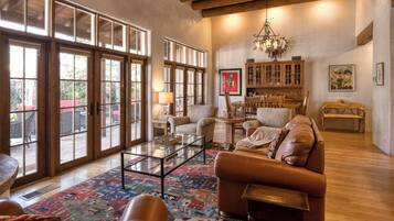 Smart TV, fireplace, Netflix, streaming services