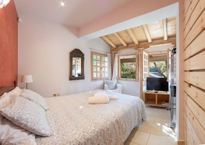 3 bedrooms, iron/ironing board, travel cot, free WiFi