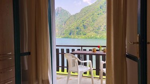 A room with a view of a lake and mountains. - Directly on the lake with panoramic views (Tre Capitelli)