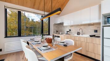 2BDR Townhouse | Dining room