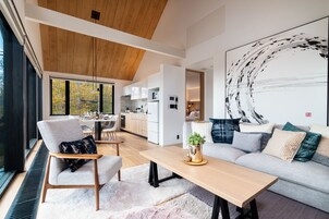 Casa geminada, 2 quartos | Área de estar | TV de tela plana