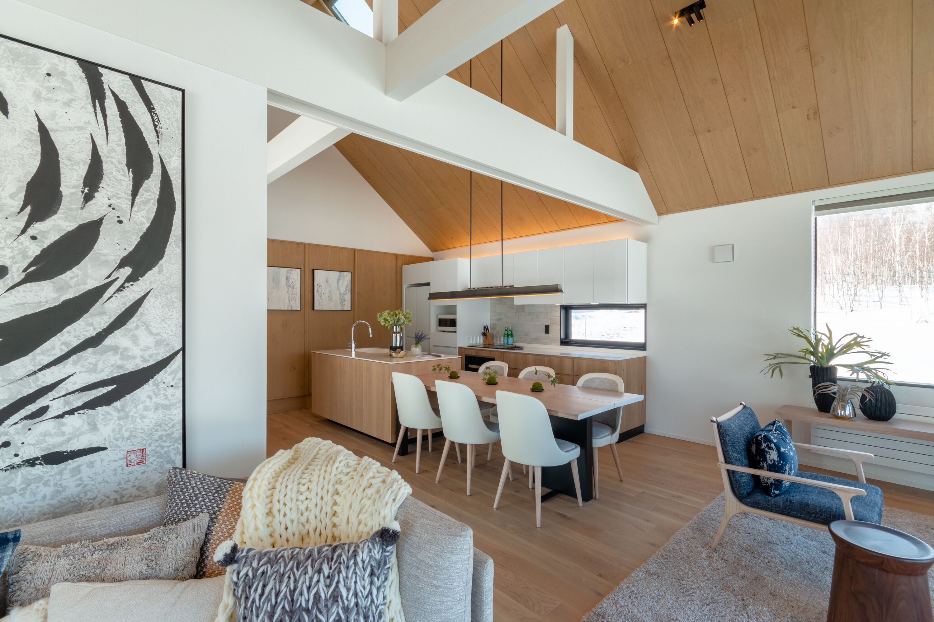 Un interior moderno con comedor, cocina y sala de estar.