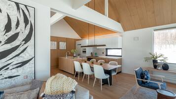Un interior moderno con comedor, cocina y sala de estar.