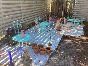 Outdoor dining - Shady Lady Guest House,
2 B/1 B 2 block s to Down Town
Yard,Deck,Patio, Parking (Delray Beach)
