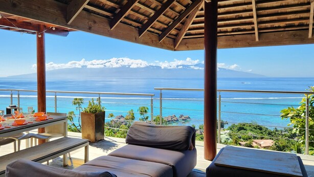 Outdoor dining - Beautiful architect villa overlooking the lagoon and the island of Tahiti (Te'avaro)