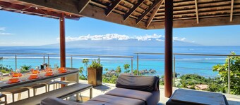 Beautiful architect villa overlooking the lagoon and the island of Tahiti
