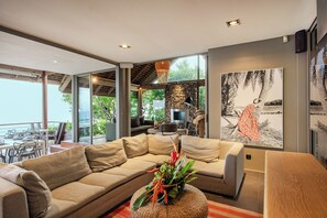 Een smart-tv, een dvd-speler en een tafeltennistafel