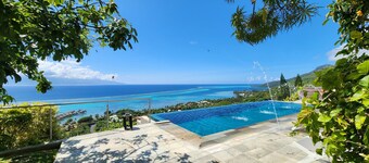 Beautiful architect villa overlooking the lagoon and the island of Tahiti
