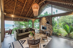 Smart TV, DVD player, ping pong - Beautiful architect villa overlooking the lagoon and the island of Tahiti (Te'avaro)