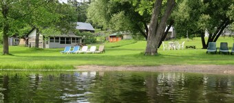 Cabanes rustiques au bord du lac