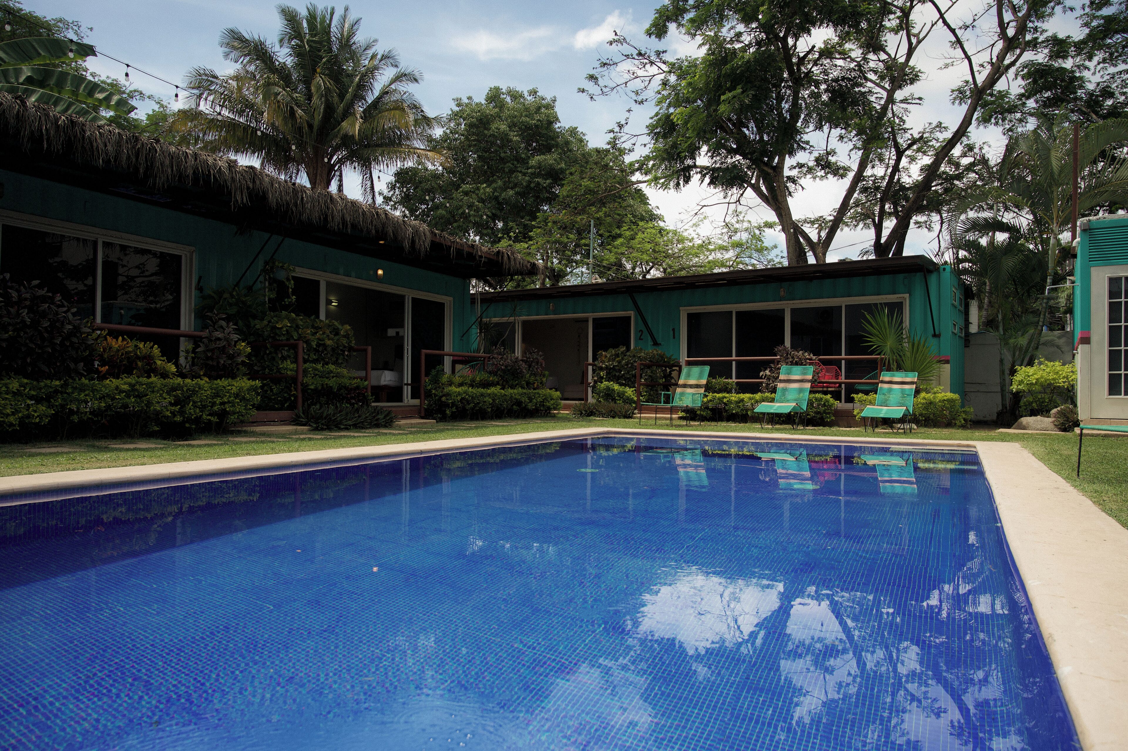 Kolam renang outdoor, dengan kursi berjemur