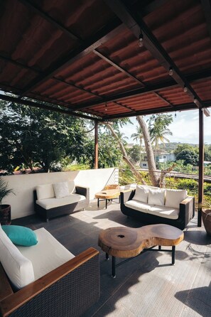 Standard-Vierbettzimmer, eigenes Bad, Gartenblick | Terrasse/Patio