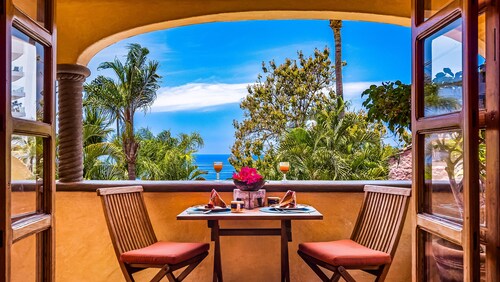 Private, Beach Access, Ocean View, Walkable to Town, Daily Maid Service, WiFi!