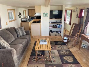 Smart TV, fireplace, DVD player, books - The Double Eagle Boat Cabin On Land (Homer)