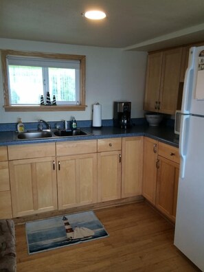 Fridge, microwave, oven, stovetop - The Double Eagle Boat Cabin On Land (Homer)