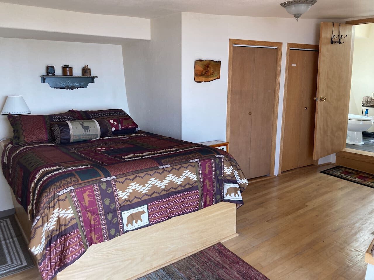 2 bedrooms, travel crib, WiFi (free)