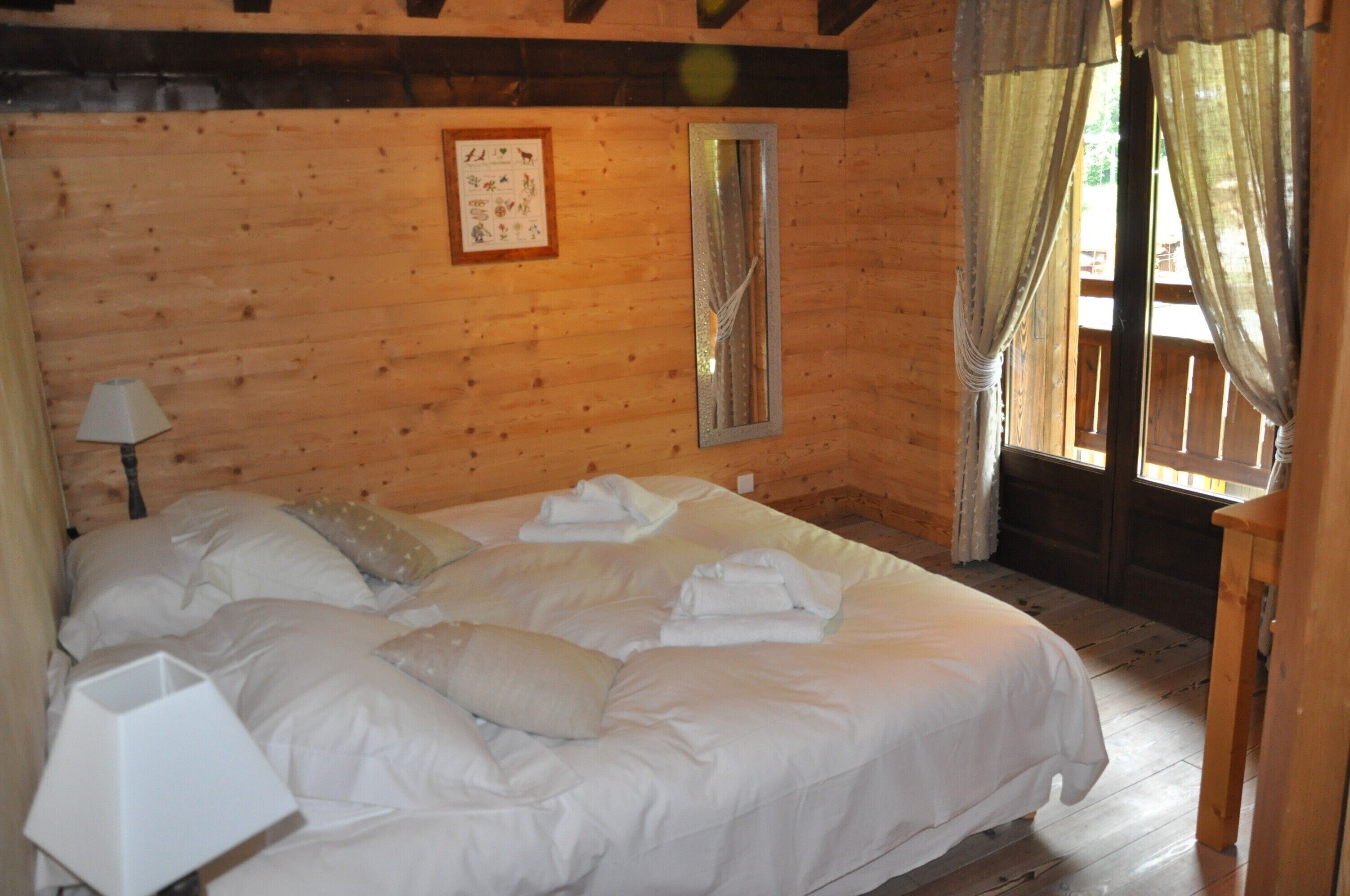 6 chambres, coffres-forts dans les chambres, fer et planche à repasser