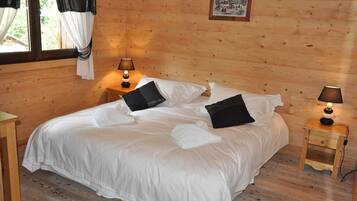6 bedrooms, in-room safe, iron/ironing board, travel cot