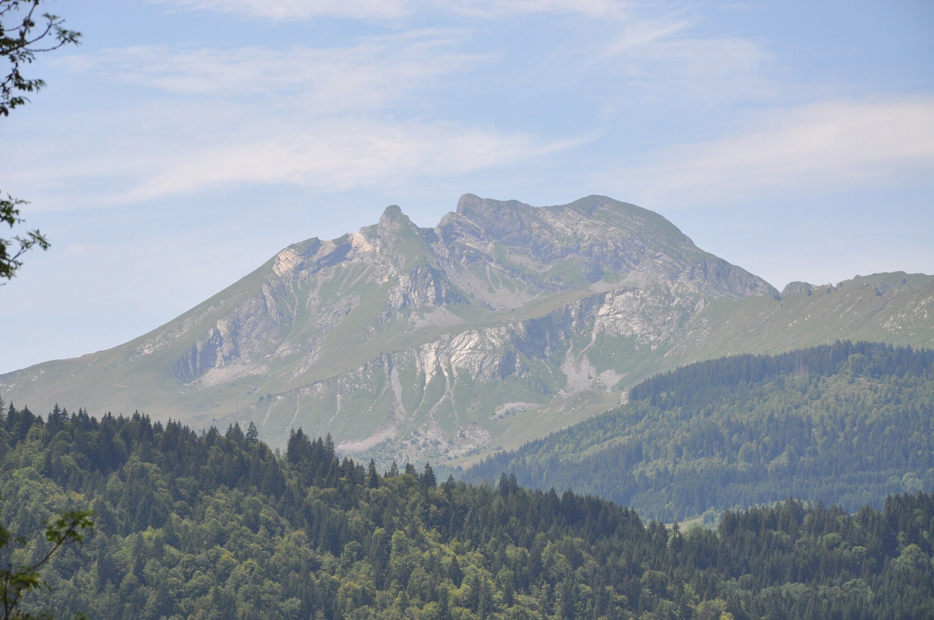 Una montaña con un valle cubierto de bosque.