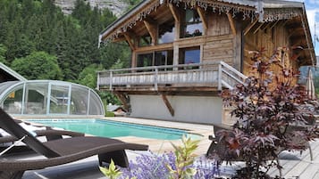 Una piscina al aire libre, una piscina climatizada