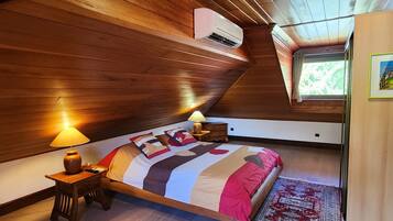 4 bedrooms, iron/ironing board, free WiFi, bed sheets