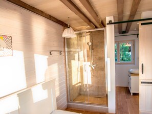 Bruser, hårtørrer, håndklæder