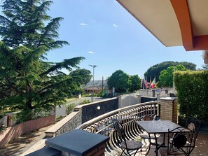 Outdoor dining - One-Bedroom Apartment with Terrace and Sea View (Trecastagni)