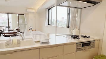 Apartamento Confort | Cocina privada | Frigorífico grande, microondas, placa de cocina y tostadora