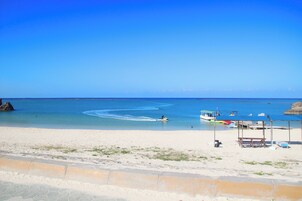 Una playa cerca, arena blanca