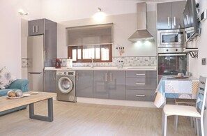 Fridge, microwave, oven, stovetop - Chalet Sultan with private pool and WiFi (CONIL DE LA FRONTERA)