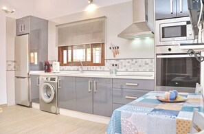 Fridge, microwave, oven, stovetop - Chalet Sultan with private pool and WiFi (CONIL DE LA FRONTERA)