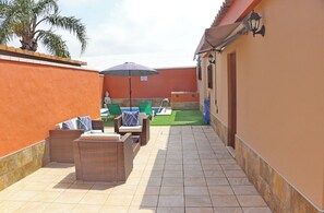 Unclassified image, 2 of 21, button