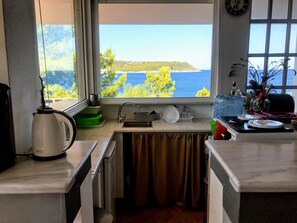 Kühlschrank, Ofen, Herdplatte, Wasserkocher mit Kaffee-/Teezubehör