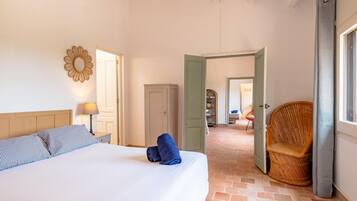 6 slaapkamers, een strijkplank/strijkijzer, internet, beddengoed