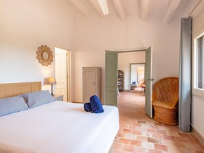 6 bedrooms, iron/ironing board, internet, bed sheets