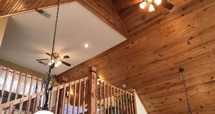 INCREDIBLE joki kohtauksia muhkeat ja mukava Loft makuuhuoneen