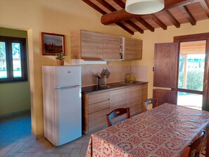 冷蔵庫、コンロ、コーヒー / ティーメーカー、調理器具と食器