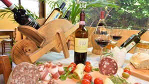 A wooden board with various cheeses, cured meats, and tomatoes. - Basic two-room apartment in the city center with kitchen and private parking (AREZZO)