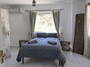 1 habitación, tabla de planchar con plancha y cuna de viaje 